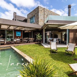 Moderna Casa De Diseño A La Venta En Parque Miramar