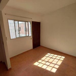 Alquiler En La Blanqueada De 1 Dormitorio, Planta Baja Interior, Gastos Comunes Bajos