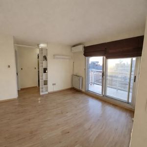 Alquiler En Tres Cruces, 1 Dormitorio, Piso Alto Con Balcon, Porteria, Salon De Uso Comun