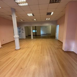 Alquiler Local Comercial De 200 M² + Casa Con Patio Verde Al Fondo En Pleno Cordón