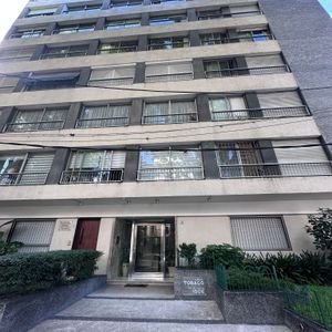 Apartamento Amoblado En Alquiler De Tres Dormitorios Y Garaje En Pocitos