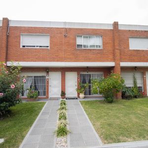 Venta Casa 2 Dormitorios Y Cochera Punta Gorda
