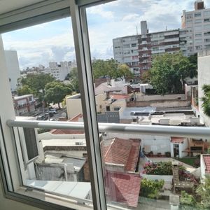 Zona Pocitos.avenida 26 De Marzo Y Buxareo.próximo Rambla.1 Dorm.amplio 44 M2,soleado Y Vista Despejada.