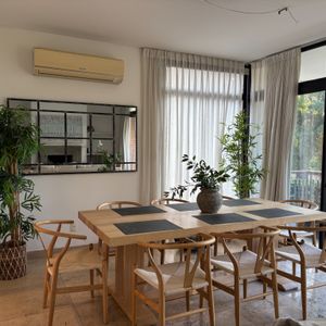 Exclusivo Apartamento De Lujo En Planta Baja, Amoblado, Con Jardín Y Piscina Privados En Carrasco.