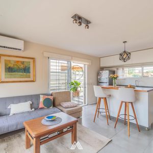 Casa 2 Dormitorios En Solymar Sur A 1 Cuadra De La Rambla - Jardín Con Parrillero, Con Cochera