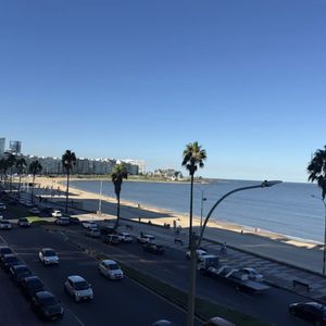 Exclusivo Apartamento De 1 Dormitorio En La Rambla De Pocitos, Con Vistas Panorámicas Ininterrumpidas A La Playa, Ideal Para Disfrutar Del Estilo De Vida Costero.