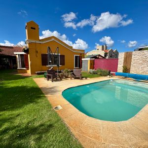 Casa En Venta Con Gran Jardín Y Piscina En Barra De Carrasco