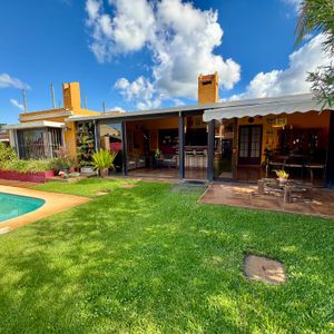 Casa En Venta Con Gran Jardín Y Piscina En Barra De Carrasco