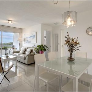 Hermoso Apartamento Al Frente, En Piso Alto, Con Vistas Panorámicas.