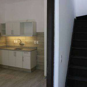 Alquiler En Tres Cruces, 1 Dormitorio Y Altillo, Planta Baja Al Contra Frente, Azotea Parrillero, Y Gastos Bajos