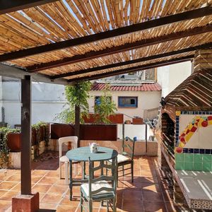 Alquiler En Barrio Sur/ Centro, De 1 Dormitorio, Por Escalera, Estufa A Leña, Patio Con Parrillero Y Sin Gastos Comunes