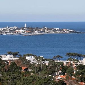 Apartamento A Estrenar En Punta Del Este A Cuadras Del Shopping Sobre Avenida Roosevelt