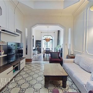 Casa De 5 Dormitorios, Garaje Y Fondo Verde