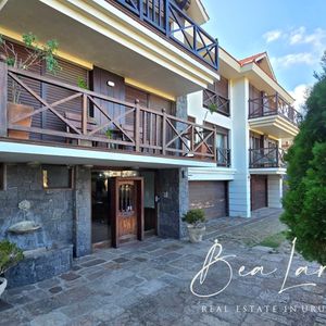 Apartamento De 2 Dormitorios En Venta En Carrasco Sur