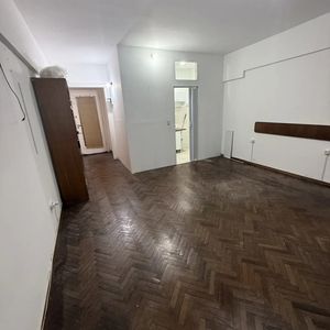 Alquiler Mono Ambiente En Ciudad Vieja/ Centro, Piso 4 Al Contra Frente, Cocina Definida, Servicio Porteria