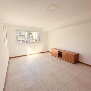Apartamento En Alquiler En Malvín, 2 Dormitorios, Terraza Y Cochera.  Sin Gastos Comunes