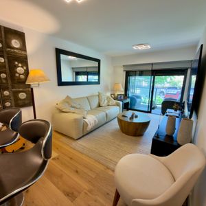 Alquiler Apartamento 1 Dormitorio Moderno Con Balcón Y Garaje En Punta Gorda.