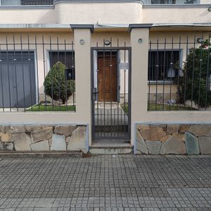 Oportunidad A Pasos De Av. Italia: Casa Con Amplio Jardín Y Barbacoa Cerrada.