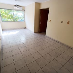 En Pleno Centro, Próximo A Plaza Cagancha, Ort Y Av. Del Libertador. Zona De Mucho Movimiento