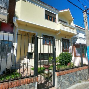 Exclusiva Residencia Desarrollada En Tres Niveles, De 3 A 4 Dormitorios, Escritorio, Doble Garage, Patio Con Parrillero
