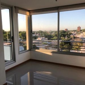 Alquiler En Tres Cruces/ La Comercial De 1 Dormitorio, Vista Despejada, Balcon, Porteria