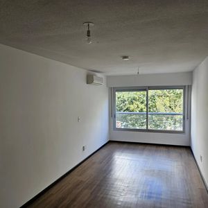 Alquiler En Pocitos, Mono Ambiente Al Frente En Piso 3, Porteria, Barbacoa Y Lavadero