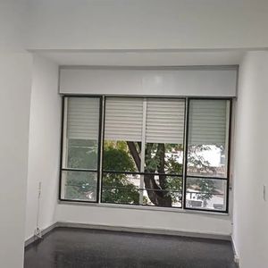 Alquiler En Tres Cruces De 2 Dormitorios, Por Escalera, Super Luminoso, Gastos Comunes Super Bajos