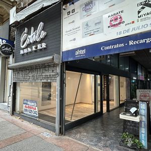 Local Comercial Sobre 18 De Julio Y J Herrera Boca De Galería Centro