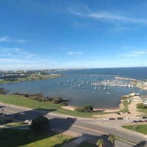 Exclusivo Apartamento Con Vistas Panorámicas En El Icónico Edificio Panamericano: 2 Dormitorios, 1 Baño, Servicio Completo, Cocina Gourmet Y Garage.
