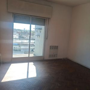 Alquiler En Aguada De 1 Dormitorio, Piso Alto Al Frente, Con Balcon