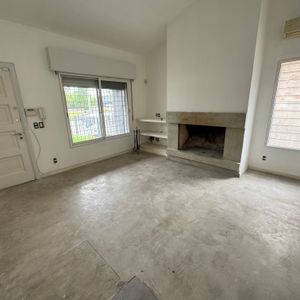 Alquiler - Casa De 2 Dormitorios Con Amplio Fondo Para Estacionamiento Sobre Av. Italia