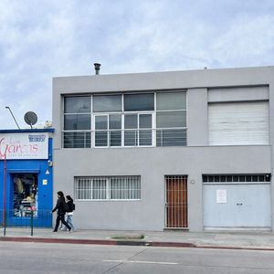 L & M Vende/bajó De Precio: Estratégica Ubicación En 3 Cruces.-