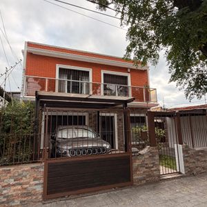 Casa En Venta De 3 Dormitorios, Fondo Y Barbacoa En Unión