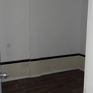 Alquiler En El Centro De 3 Dormitorios Y 2 Baños, Planta Baja, Patio Con Parrillero