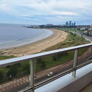 Alquiler | Apartamento En Malvin Frente Al Mar Con Dos Dormitorios Y Doble Cochera.