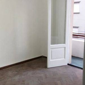 Alquiler En Cordon De 2 Dormitorios, Por Escalera Al Frente, Con Balcon Y Gastos Comunes Bajos
