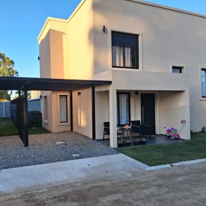 Moderna Y Luminosa Casa En Complejo Cerrado