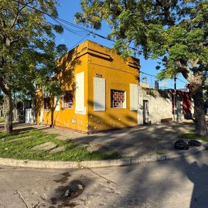 Vendo Muy Linda Casa De 2 Dormitorios Y Patio A Metros De Plaza Lafone, La Teja