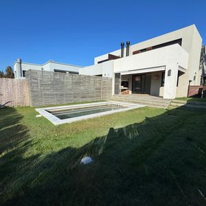 Alquiler Casa En San Nicolas. 3 Y Servicio. Jardin Con Piscina