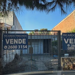 En El Centro De Carrasco. Terreno Con Mejoras.
