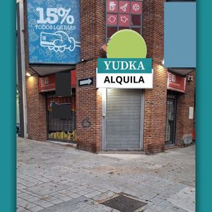 Alquiler Local Comercial Pocitos Esquina En Dos Plantas,baño,amplias Vidirieras