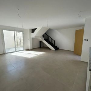 Alquiler En Malvin Norte A Estrenar, Duplex De 2 Dormitorios, Patio Con Parrillero, Cochera
