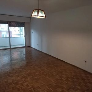 Alquiler En Cordon De 3 Dormitorios Y 2 Baños, Piso 2, Con 3 Terrazas, Porteria