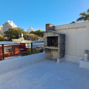 A Metros De Tres Cruces Con Terraza Y Parrillero