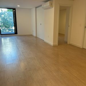 Venta De Apartamento De Un Dormitorio En Centro Con Dos Terrazas, Piso Alto