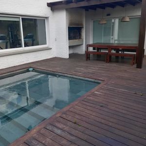Exclusivo Apartamento De Lujo En Jardines De Carrasco: 1 Dormitorio, Terraza Privada Con Parrillero, Garage Y Acceso A Barbacoa Y Piscina Compartida.
