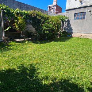 Exclusiva Propiedad En Planta Baja Con 6 Garajes Y Amplio Fondo. Oportunidad De Inversión