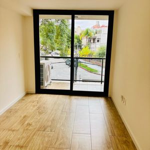 Excelente Apartamento En Alquiler Con Orientación Norte A Metros De La Rambla