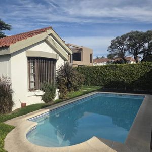 Exclusiva Residencia En Carrasco Sur: Lujo, Confort Y Entretenimiento En Calle Murillo. 3 Dormitorios, 3 Baños, 2 Cocheras, Barbacoa Y Piscina.