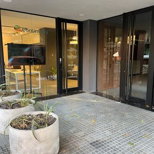 Alquiler Local Comercial En Excelente Punto Y Vidriera En El Centro, Con Gges Y Amenities